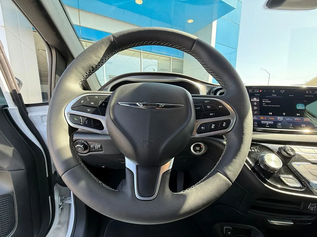 Used 2025 White Chrysler Select image 17
