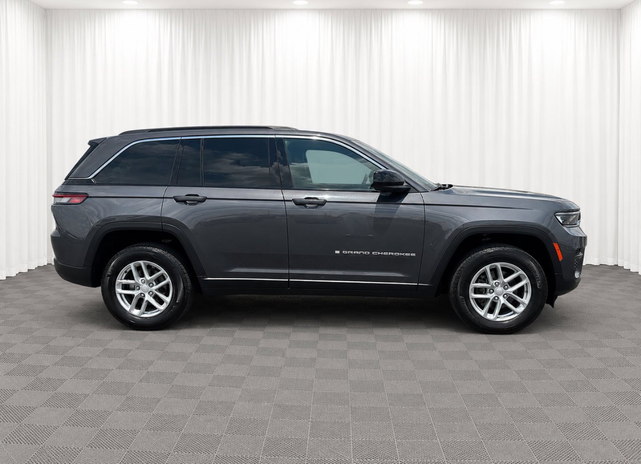 Used 2024 Baltic Gray Metallic Clearcoat Jeep Laredo X image 2