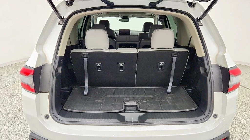 Used 2024 Platinum White Pearl Honda Touring AWD image 23