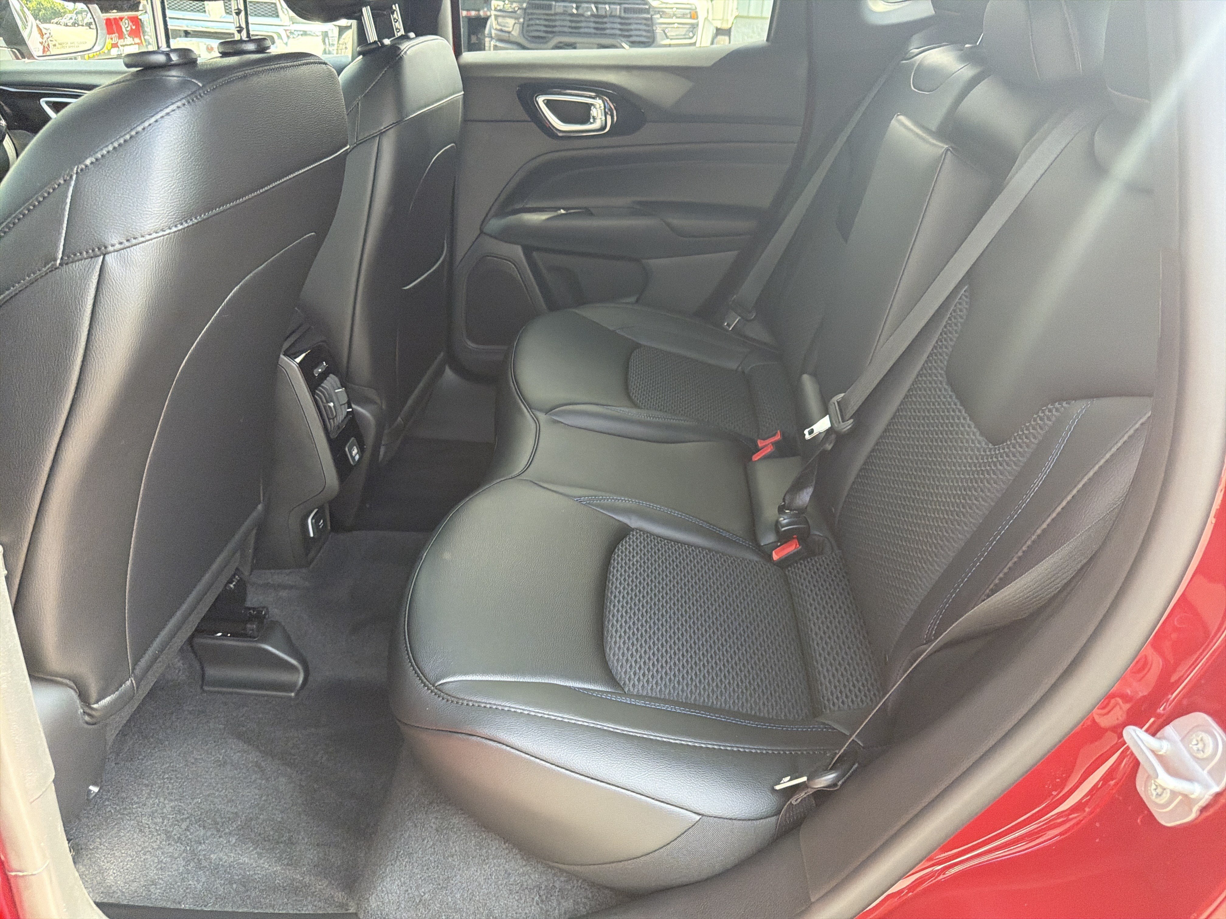 New 2026 Red Hot Pearl-Coat Exterior Paint Jeep Latitude image 26