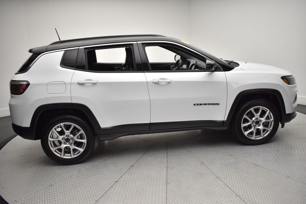 Used 2025 White Jeep Limited image 4