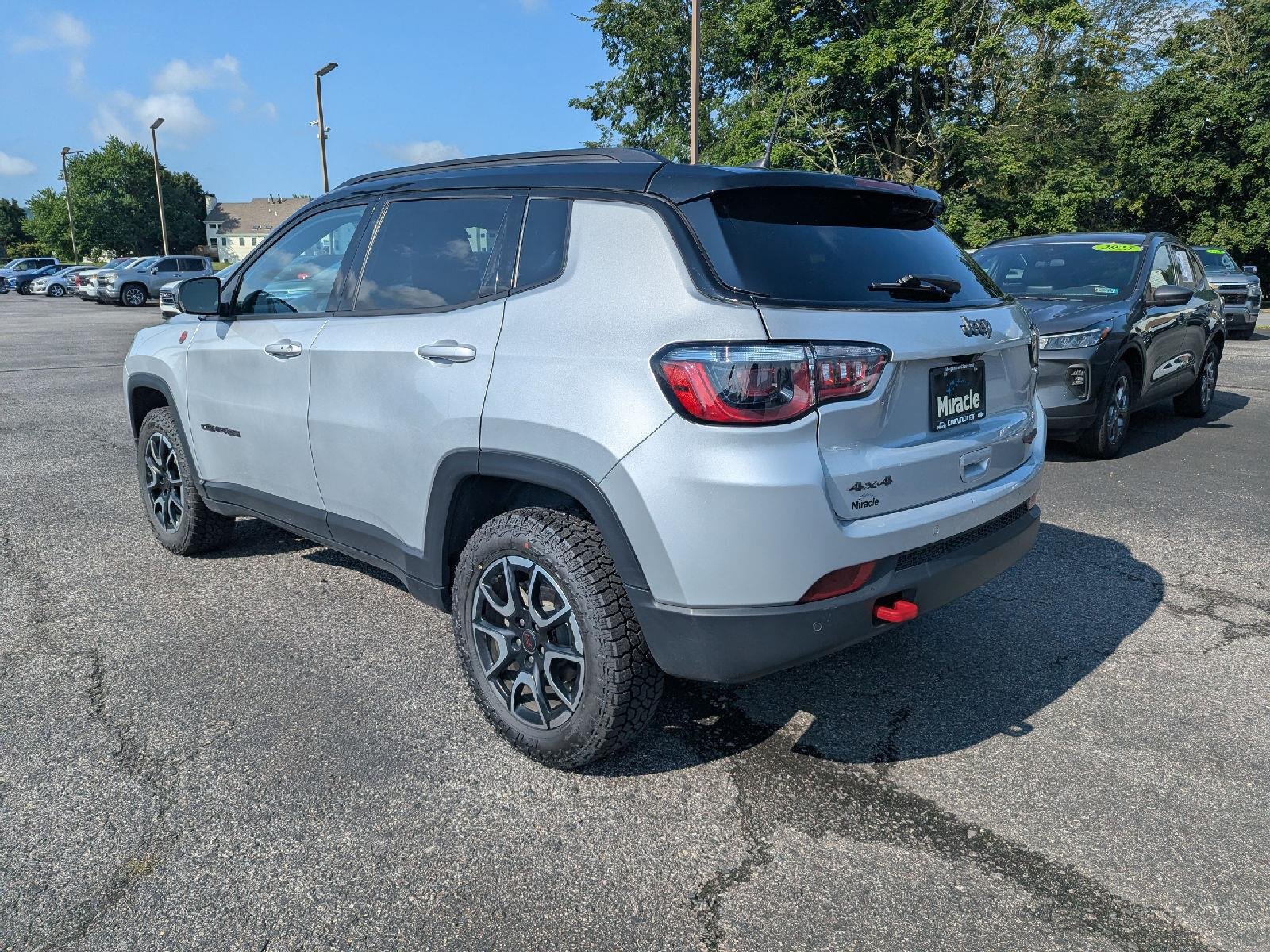 Used 2025 Silver Zynith Metallic Clearcoat Jeep Trailhawk image 5