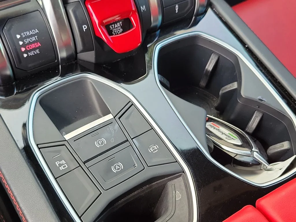 Used 2022 White Lamborghini Base image 32