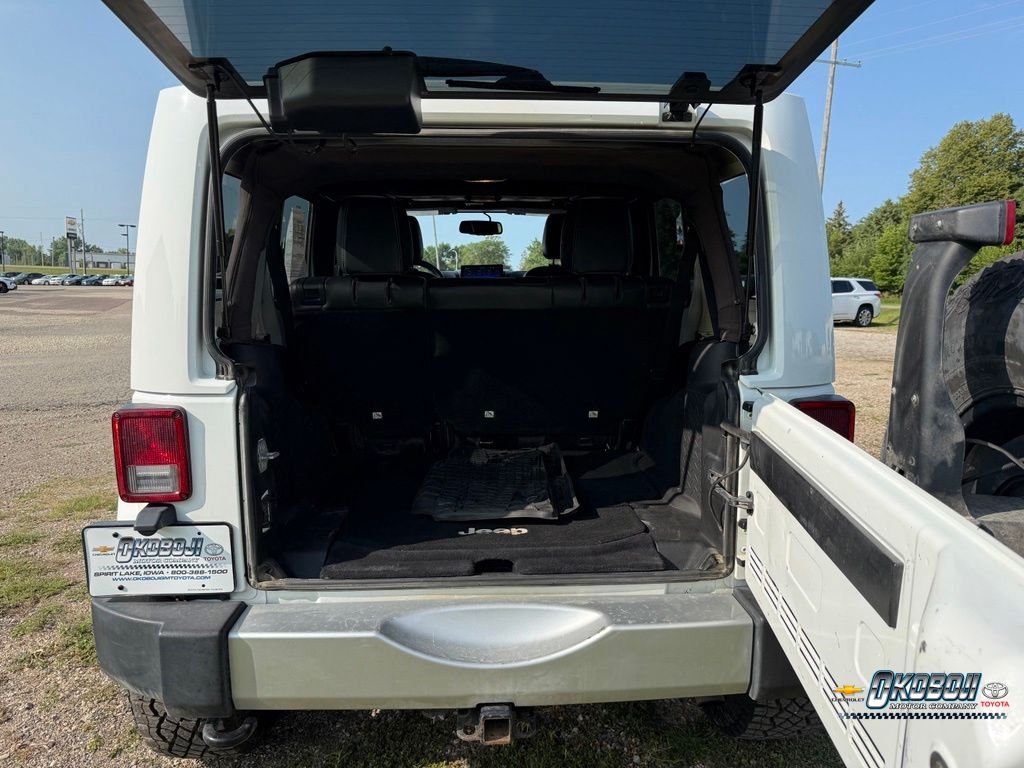 Used 2015 White Jeep Unlimited Sahara image 23