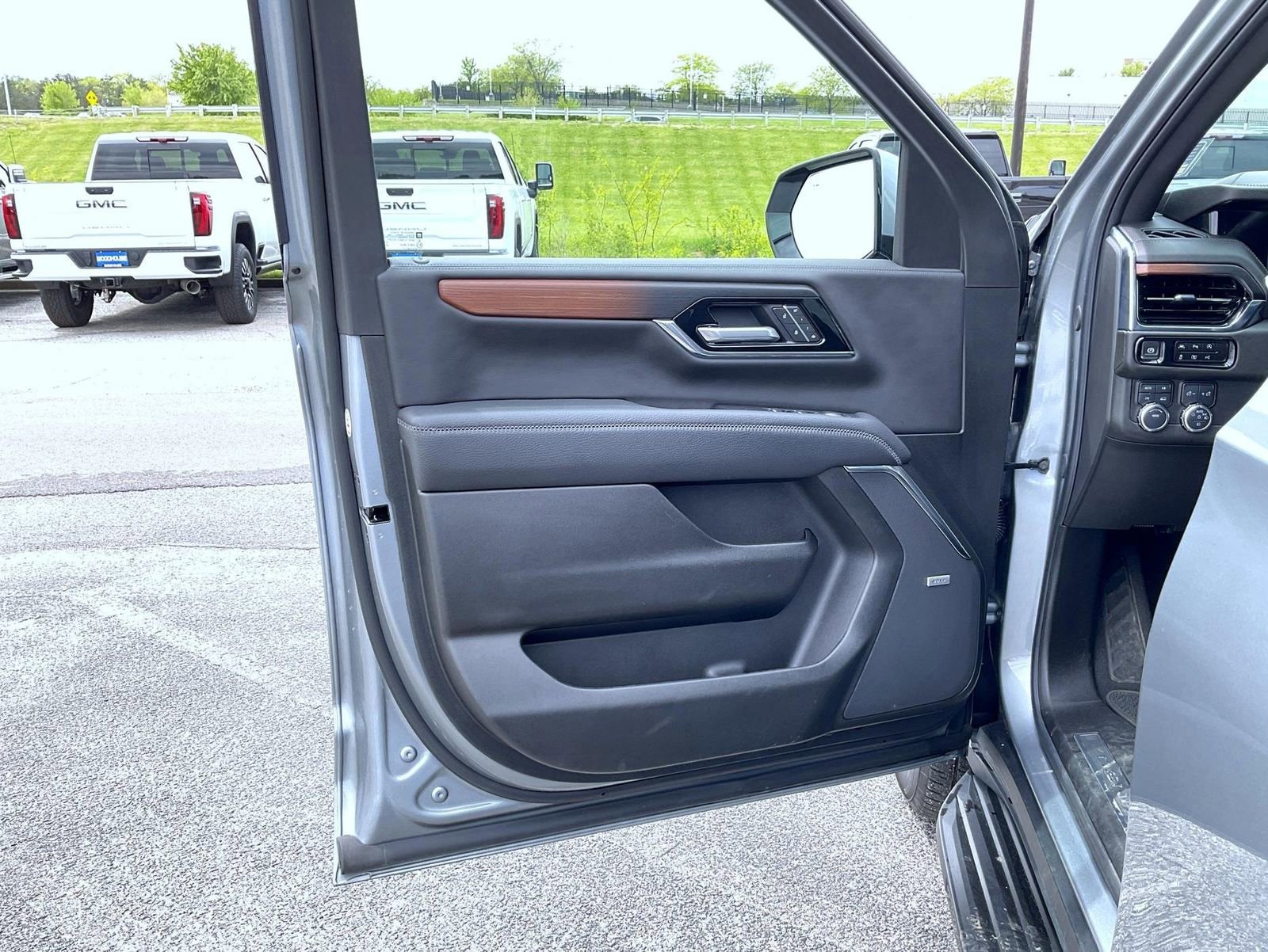 2025 GMC Yukon XL Denali - Photo 9