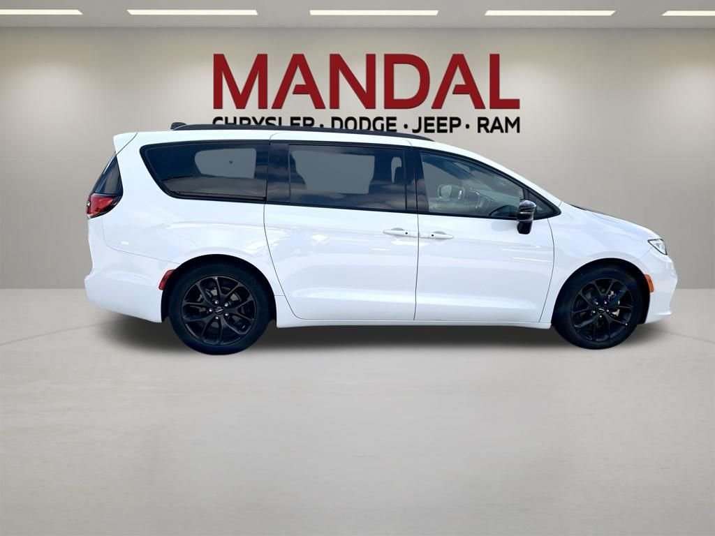 Used 2025 White Chrysler Limited image 4