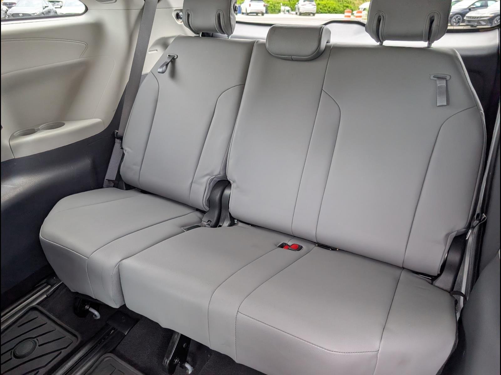 2022 Toyota Sienna XLE - Photo 14
