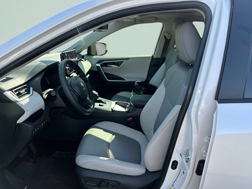Used 2025 Wind Chill Pearl Toyota Limited image 19