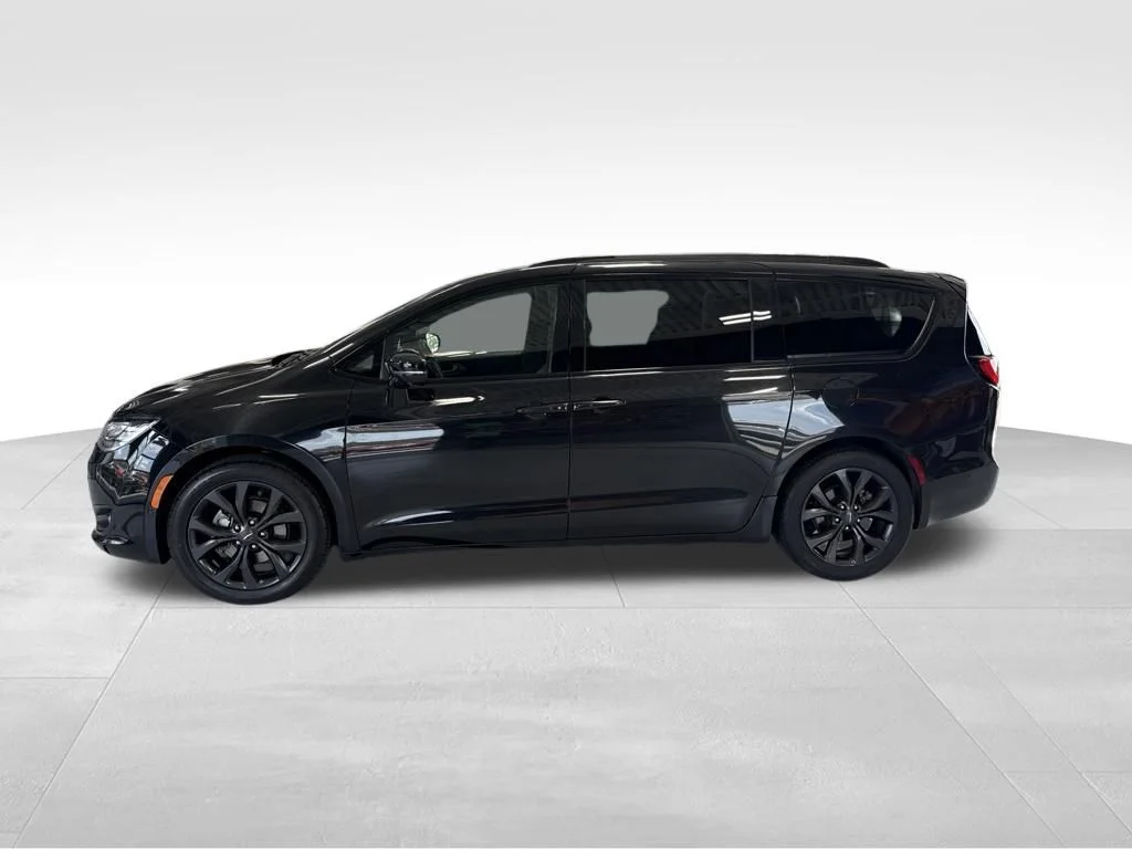 Used 2020 Black Chrysler Limited image 2