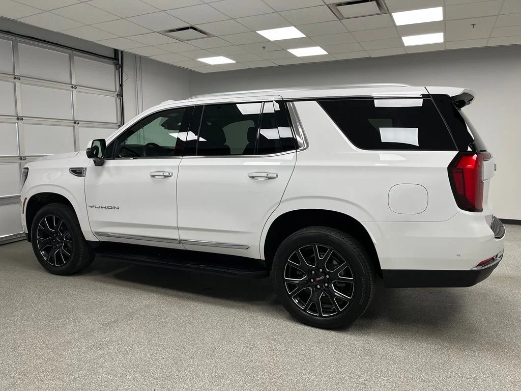 Used 2025 White GMC Elevation image 7