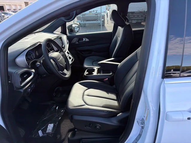 New 2027 White/off-white Chrysler Select image 11