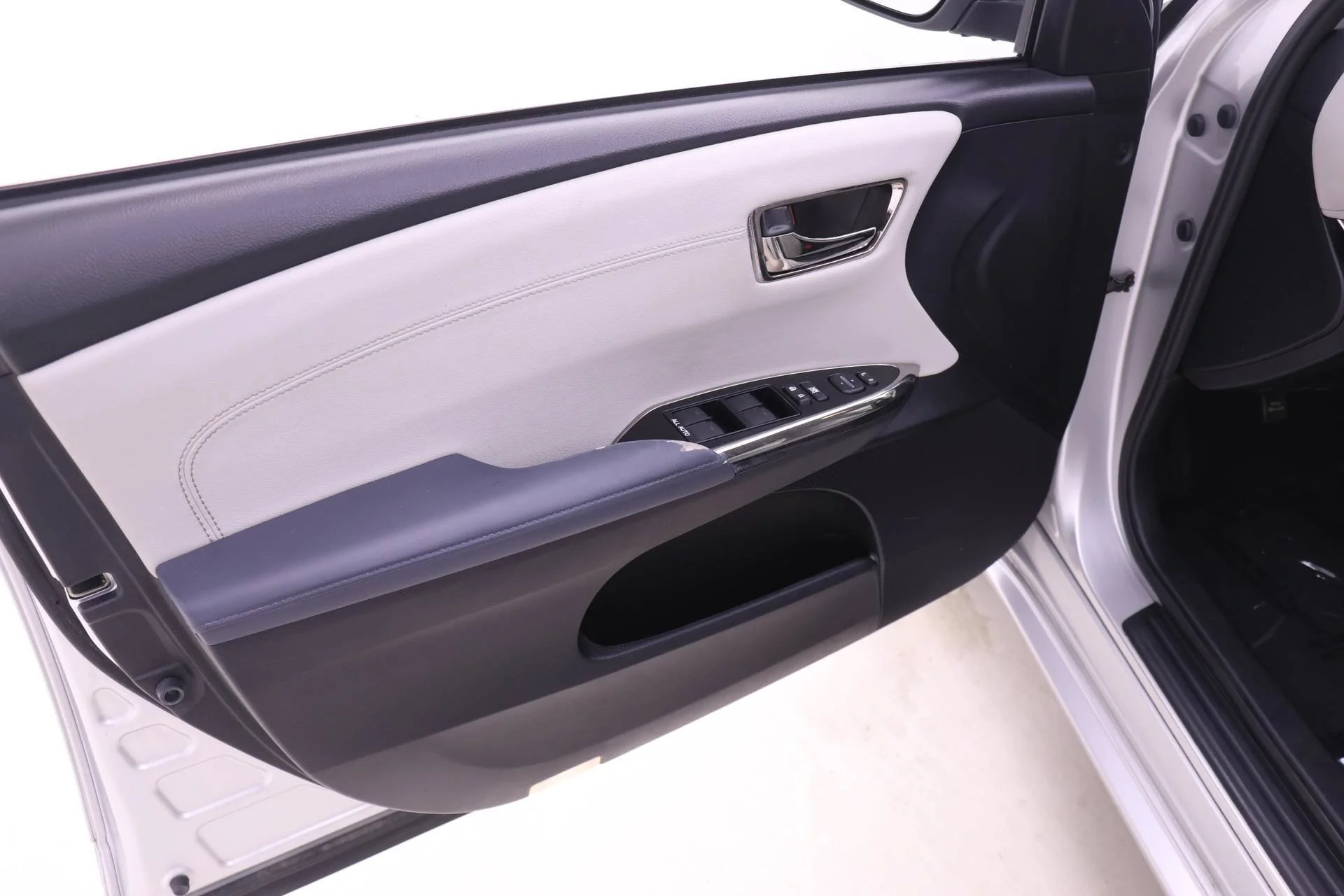 Used 2014 Classic Silver Metallic Toyota XLE image 9