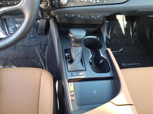 2025 Lexus ES Hybrid 300h - Photo 17