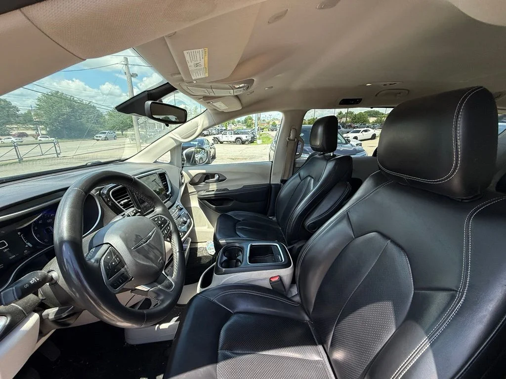 Used 2023 Silver Chrysler Touring L image 12