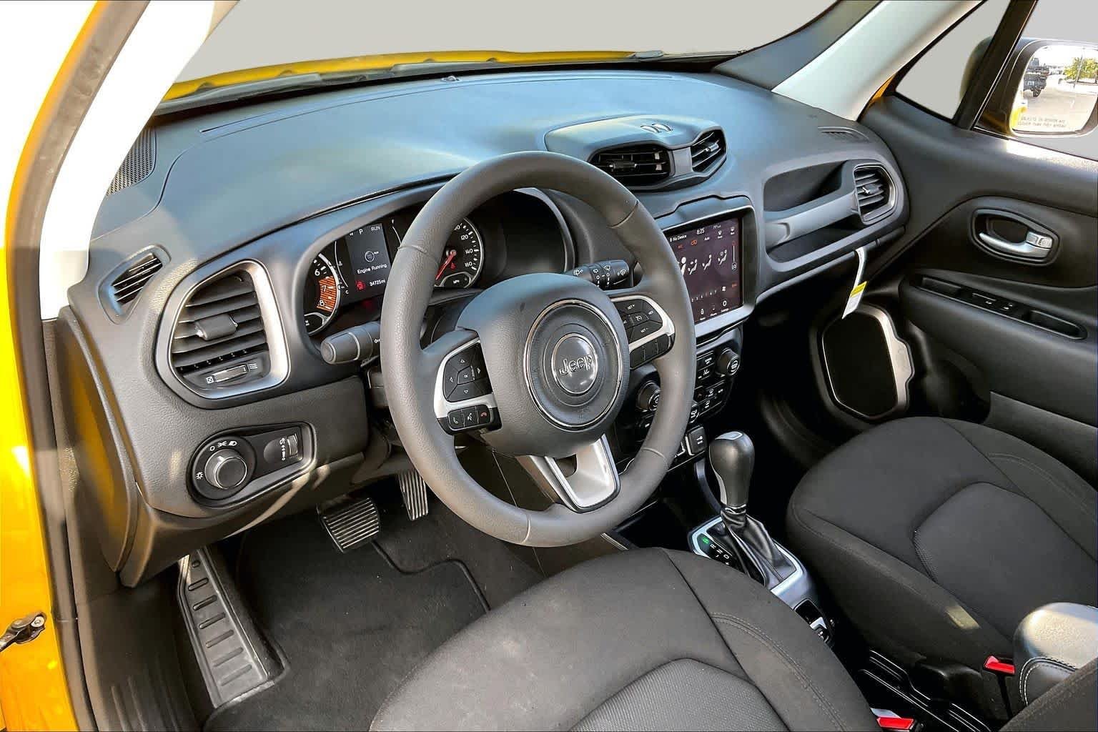 Used 2023 Solar Yellow Clearcoat Jeep Latitude image 17