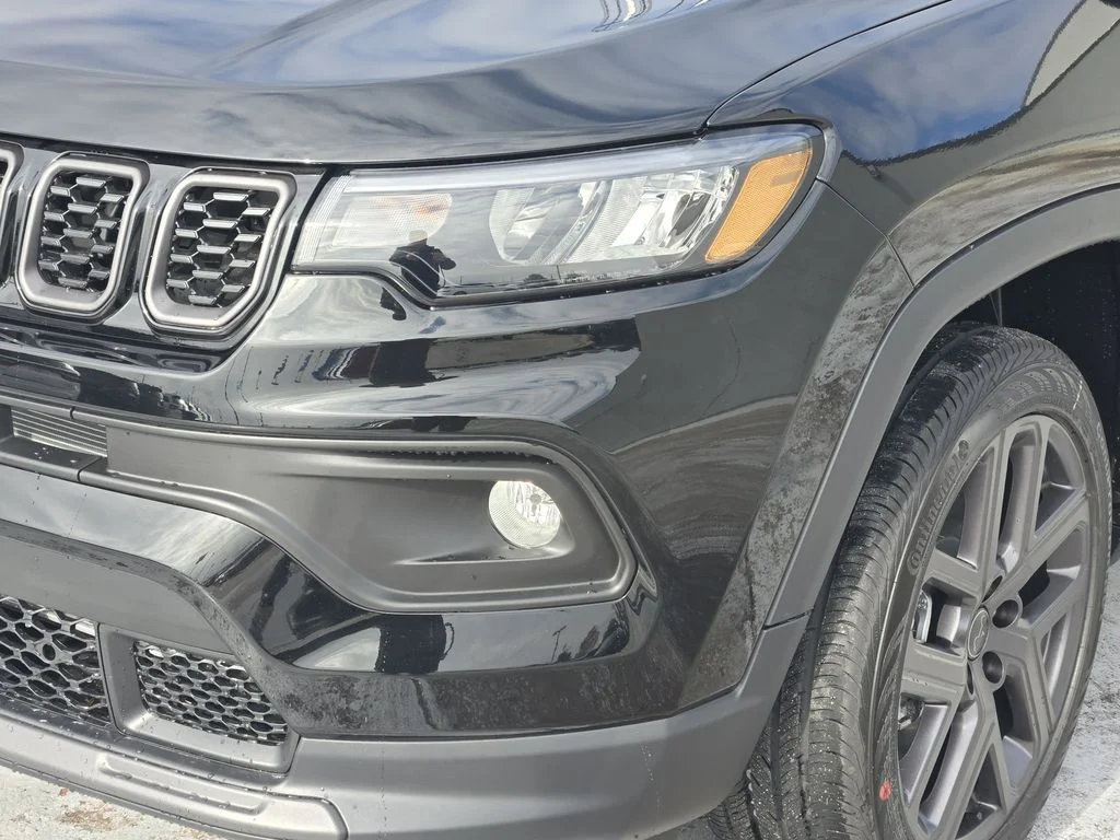 New 2026 Diamond Black Crystal Pearlcoat Jeep Latitude Altitude image 6