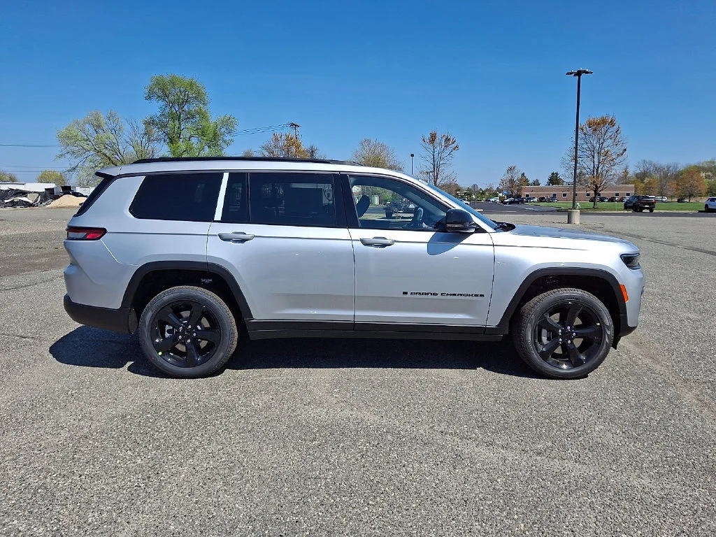 New 2026 Silver Zynith Exterior Paint Jeep Limited image 9