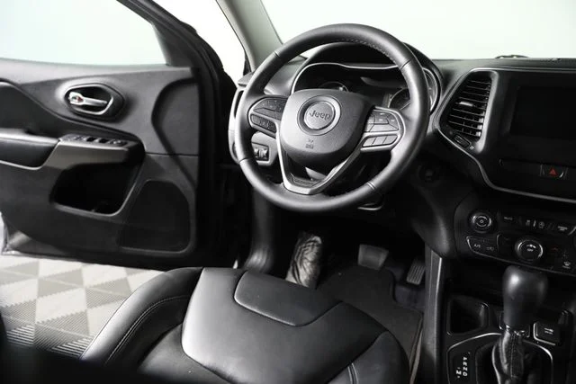 Used 2019 Black Jeep Latitude Plus image 23