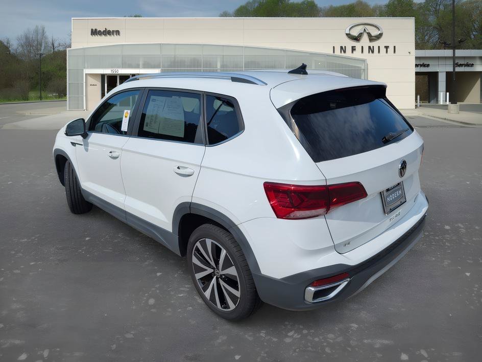Used 2022 Pure White Volkswagen SE image 5