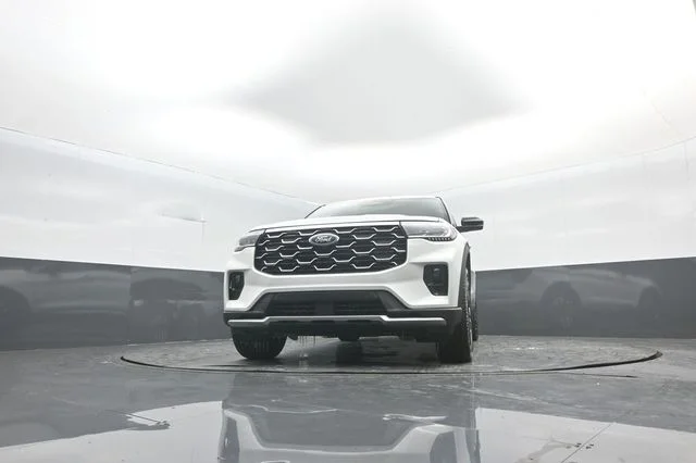 New 2026 Star White Metallic Tri-Coat Ford Platinum™ image 30
