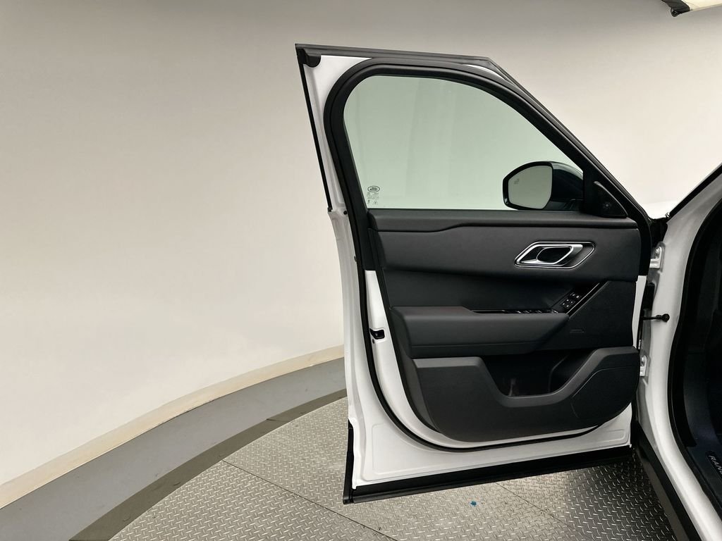 Used 2026  Land Rover S image 8