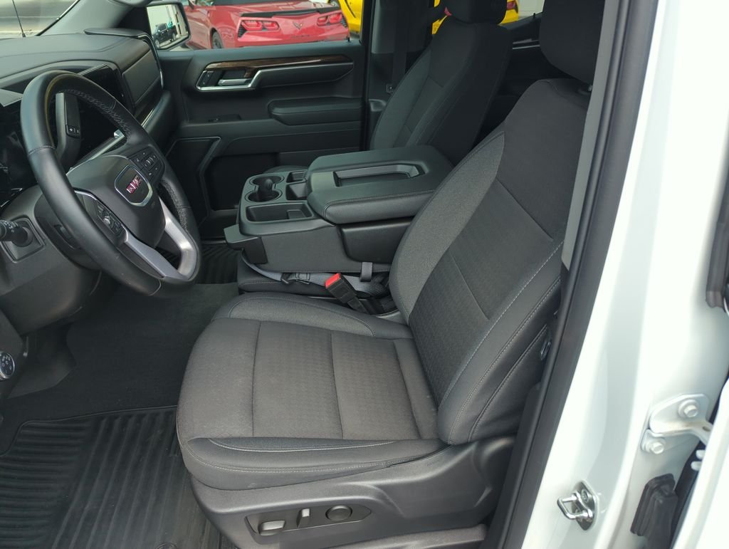 Used 2025 White GMC Elevation image 11