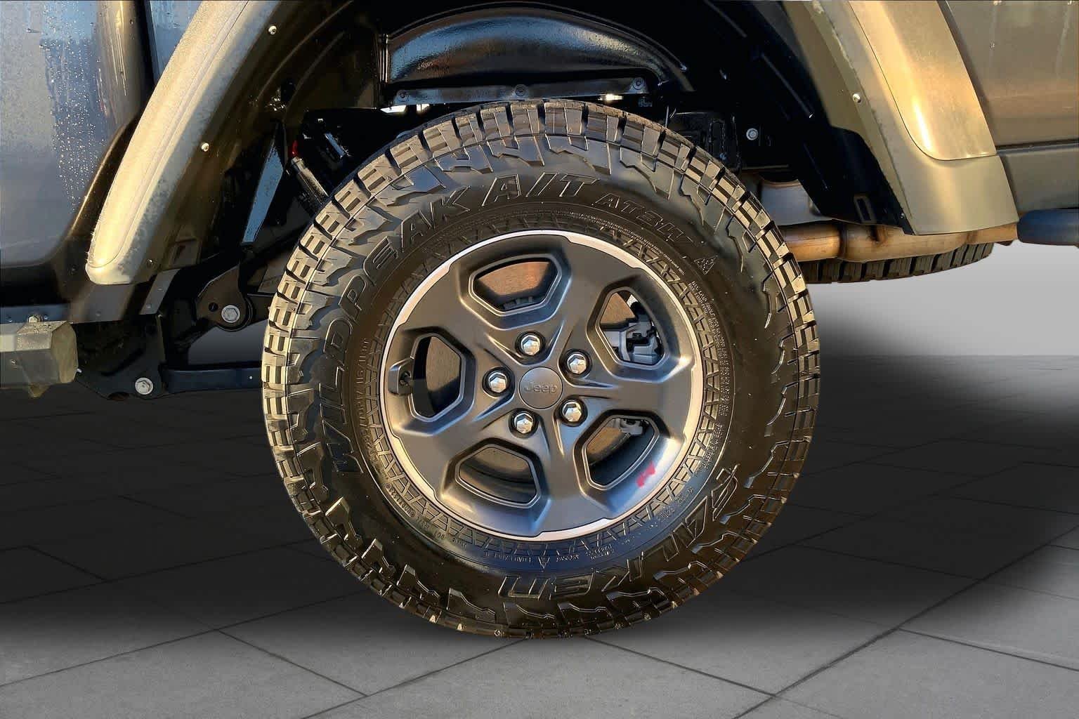 Used 2023 Granite Crystal Metallic Clearcoat Jeep Rubicon image 10