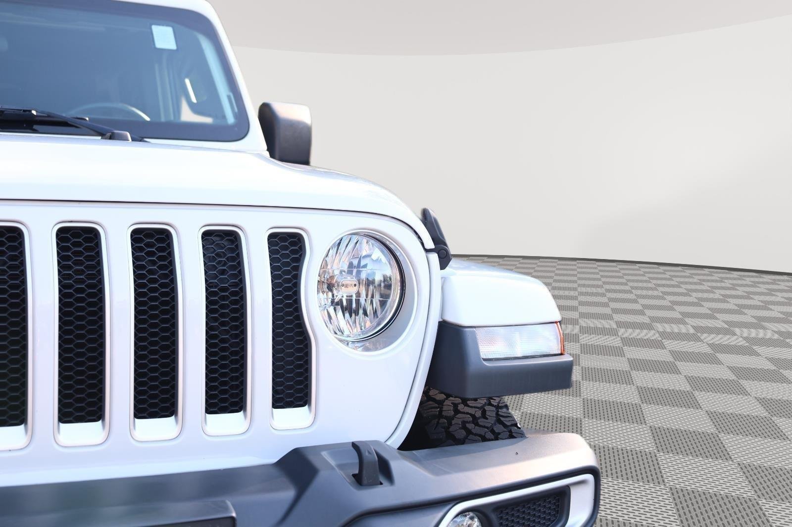 Used 2020 Bright White Clearcoat Jeep Sahara image 10