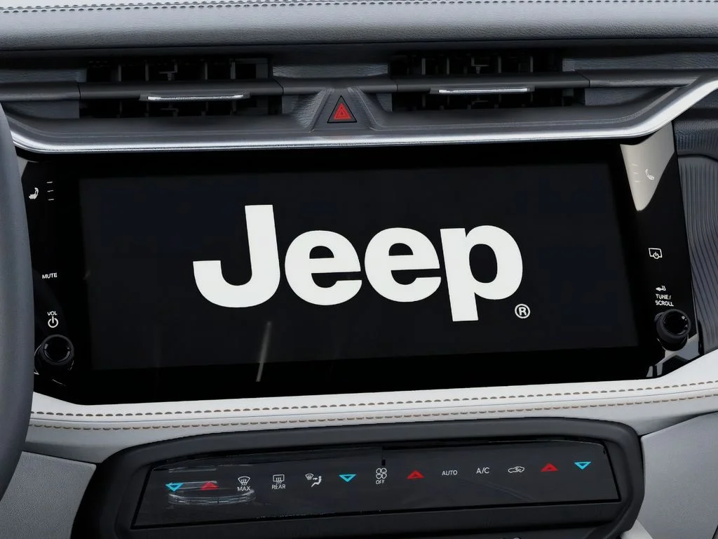New 2026 Diamond Black Crystal Pearl-Coat Exterior Paint Jeep Laredo image 18