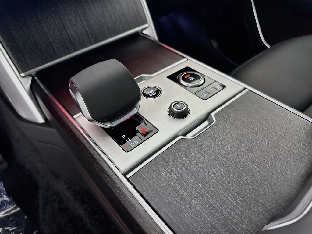 New 2027 Santorini Black Land Rover SE image 17
