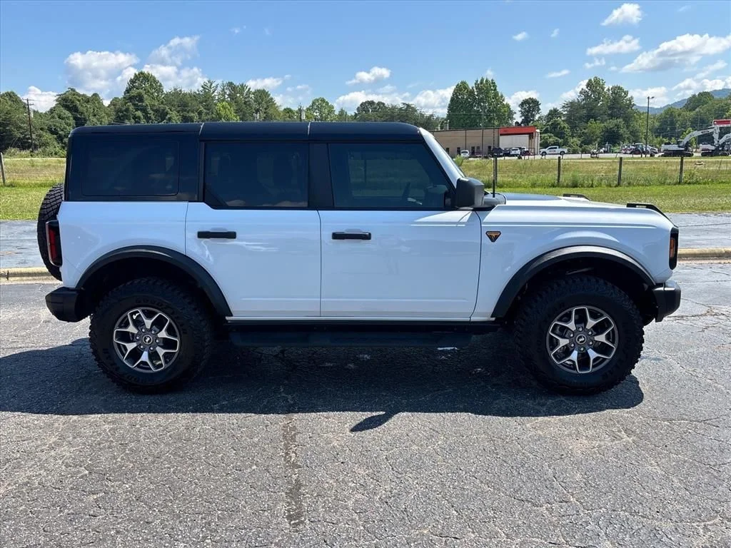 Used 2025 White Ford Badlands image 9