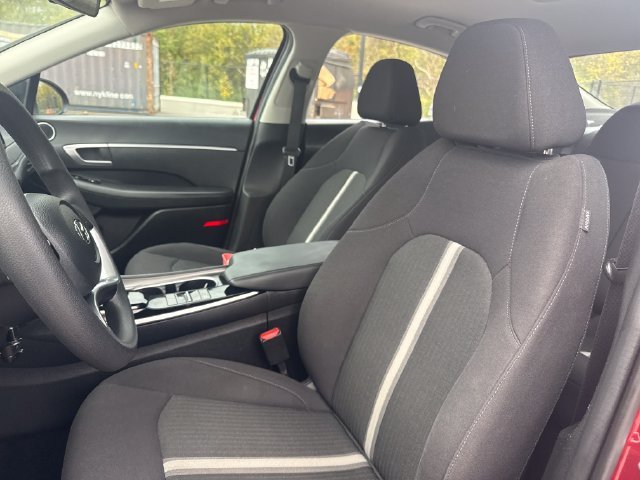 Used 2023 Red Hyundai SE image 13