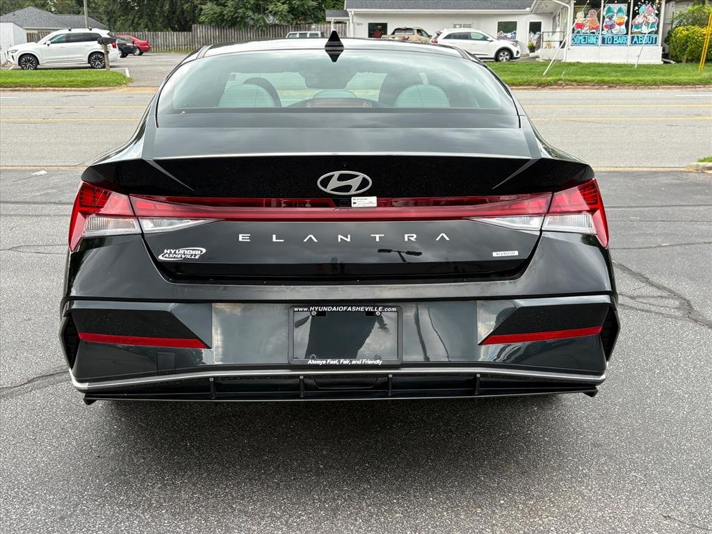 Certified Used 2025 Abyss Black Pearl Hyundai Limited image 4