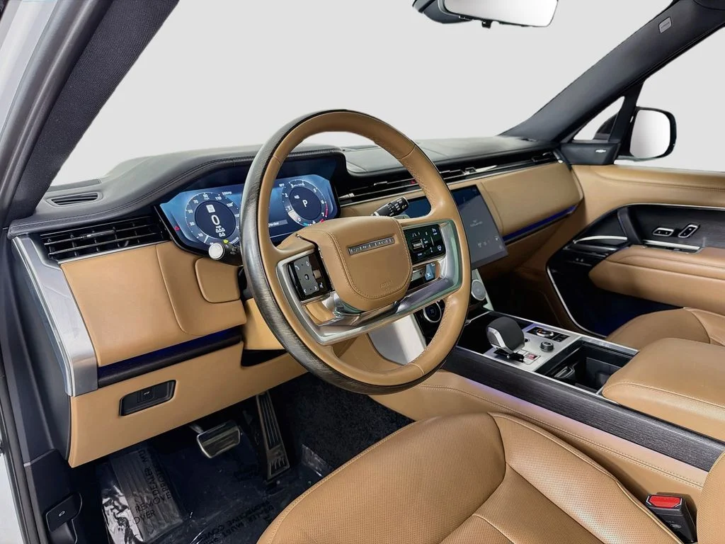 Used 2023 White Land Rover SE image 9
