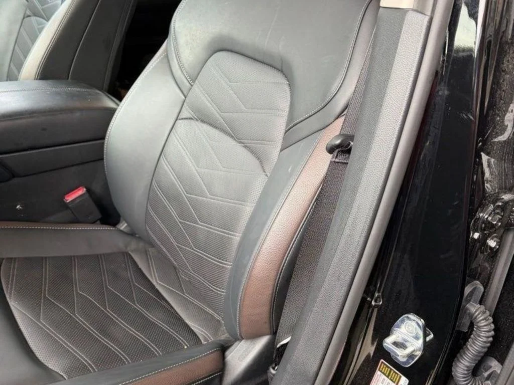 Used 2025 Black Nissan Platinum image 8