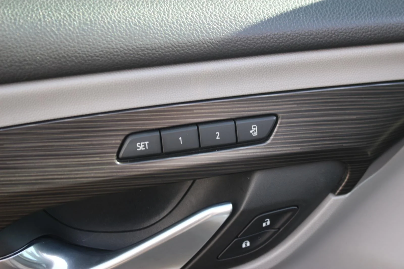 Used 2022 White Frost Tricoat GMC SLT image 14