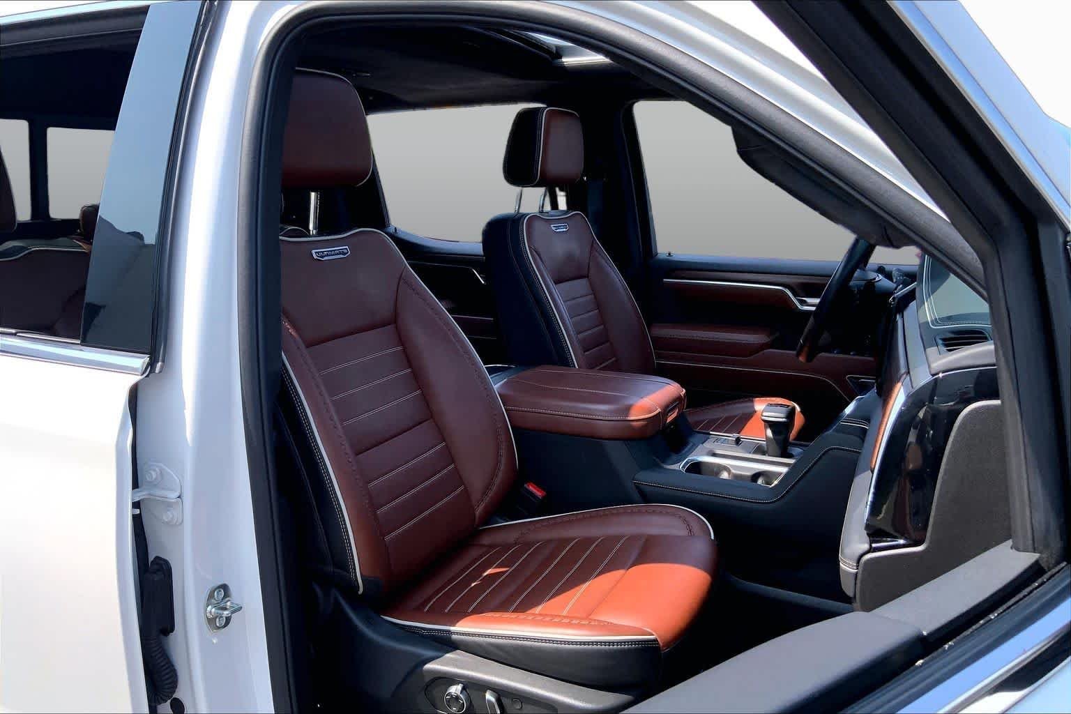 Used 2025 White Frost Tricoat GMC Denali Ultimate image 8