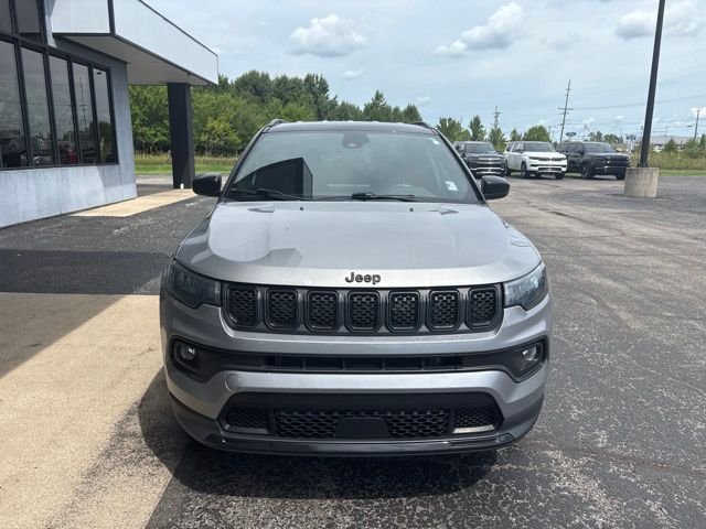 Used 2023 Silver Jeep Latitude image 9