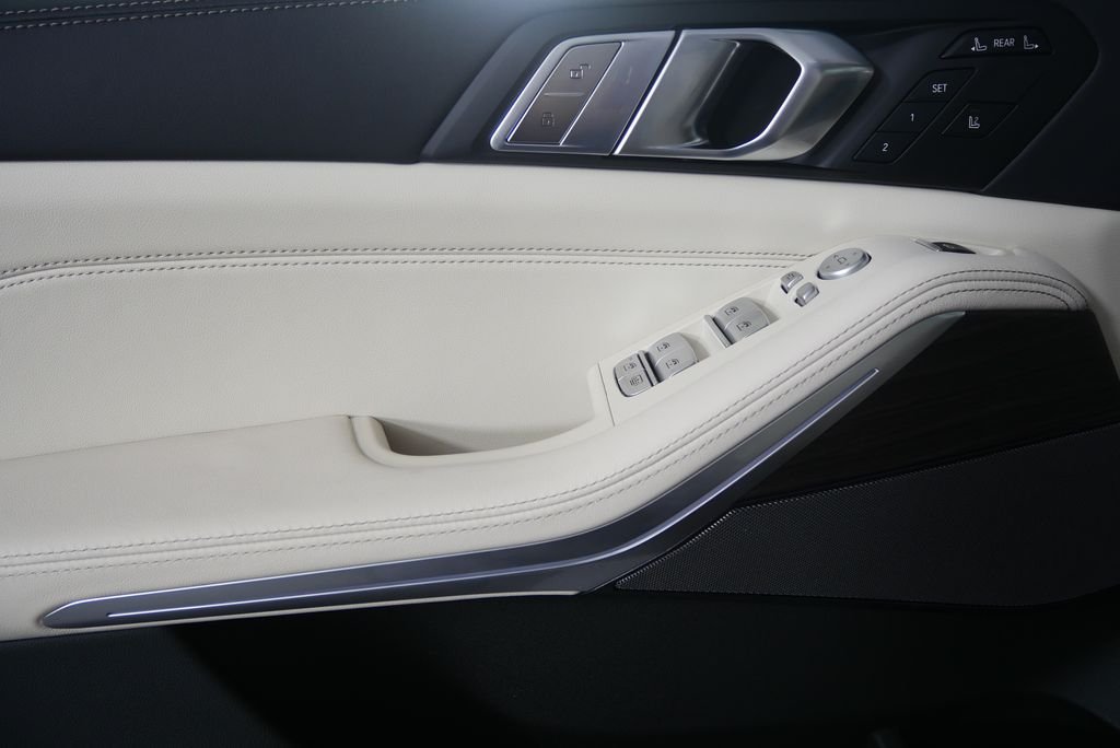 Used 2026 Aventurin Red Metallic BMW xDrive40i image 8