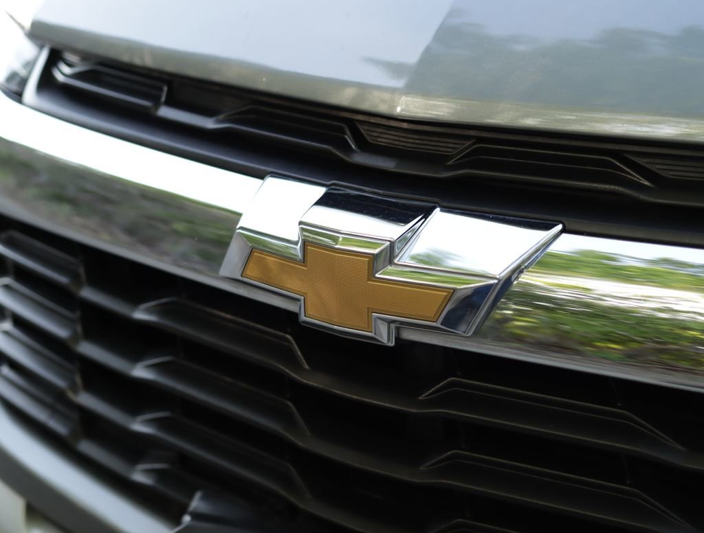 Used 2025 Sterling Gray Metallic Chevrolet LT image 29