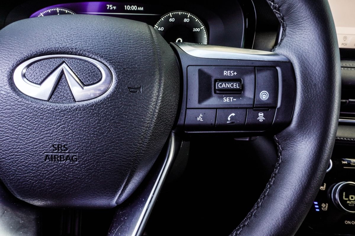 Used 2025 White INFINITI LUXE image 29