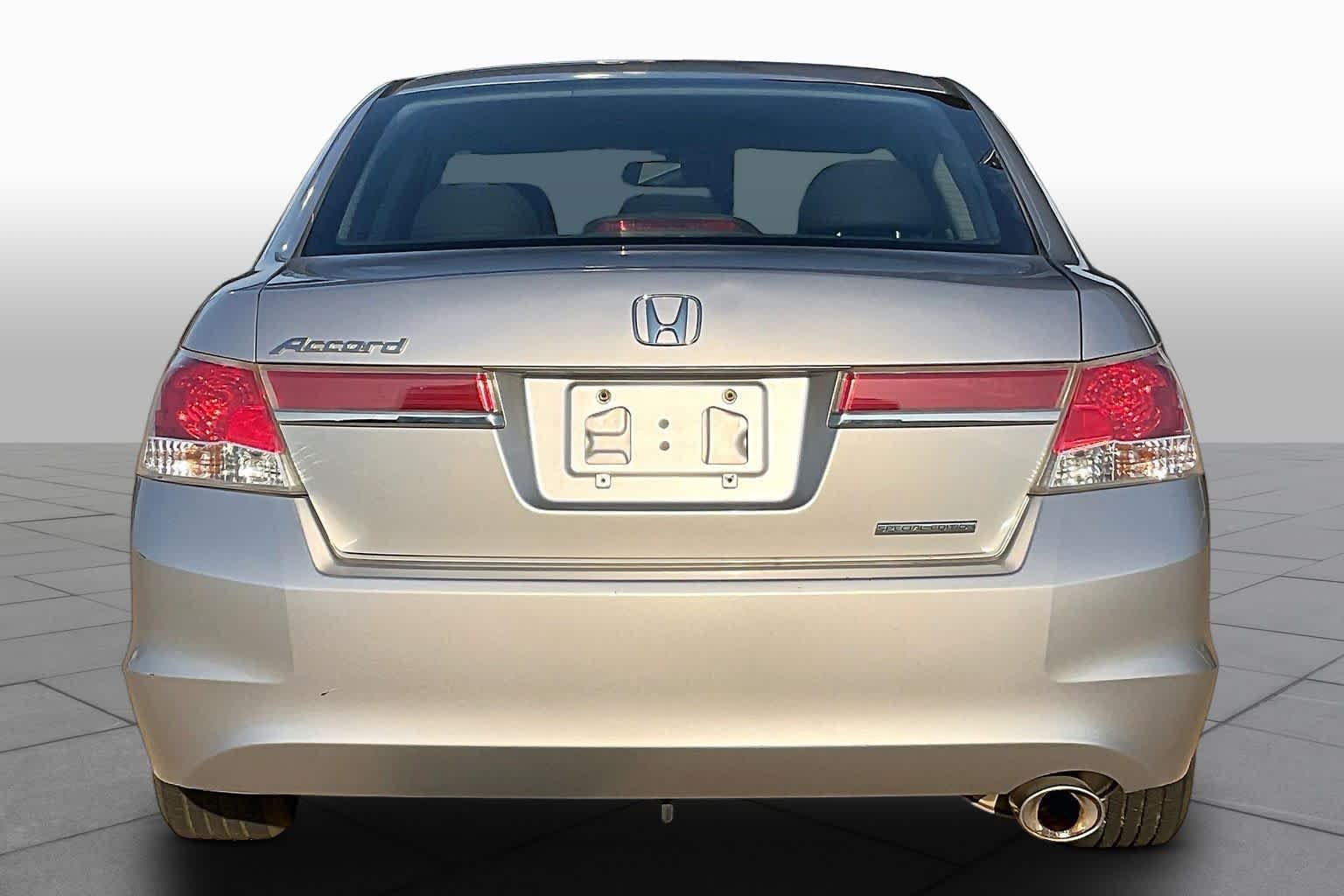 Used 2012 Polished Metal Metallic Honda SE image 5
