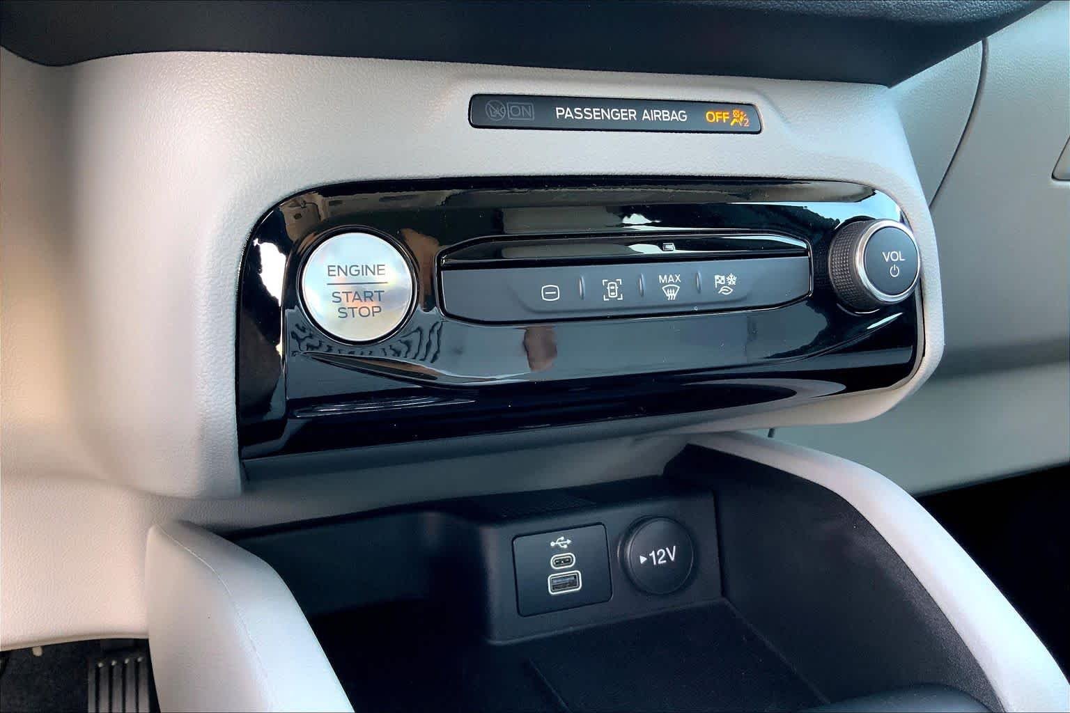 Used 2025 Agate Black Ford PHEV image 57