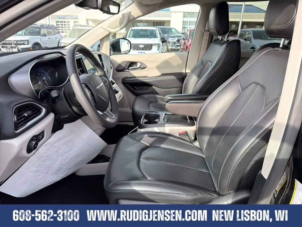 Used 2023 Black Chrysler Touring L image 9