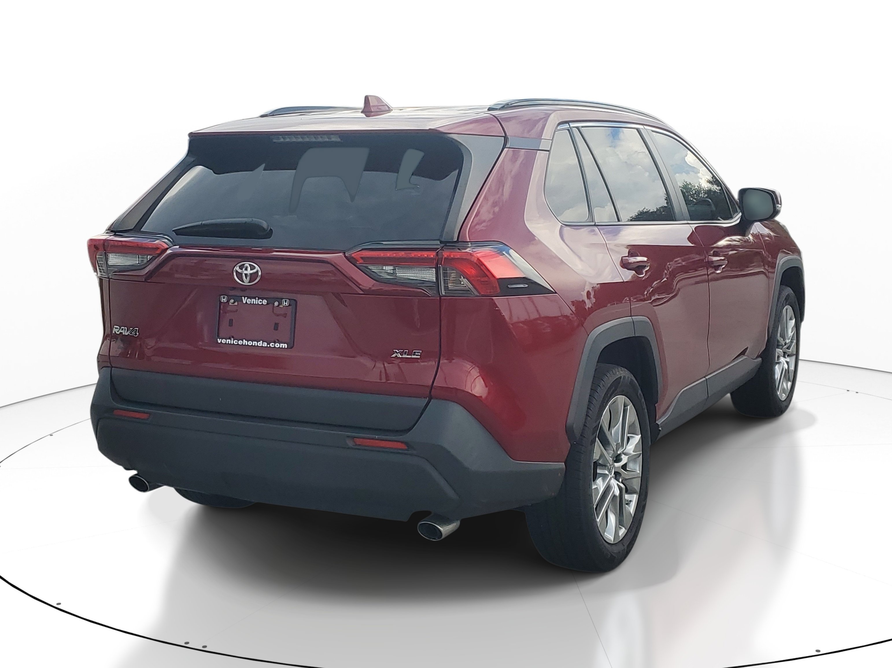 Used 2019 Pearl Toyota XLE Premium image 6