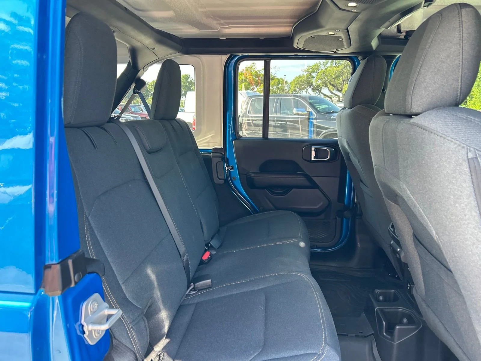 Used 2025 Blue Pearl Jeep Sahara image 11