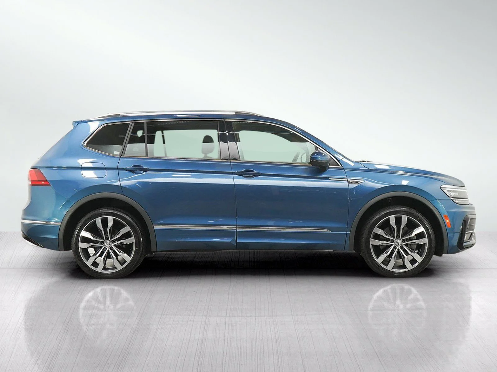 Used 2020 Blue Metallic Volkswagen 2.0T SEL Premium R-Line image 7