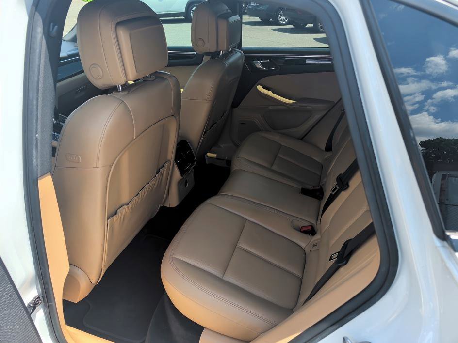 Used 2018 White Porsche Base image 9