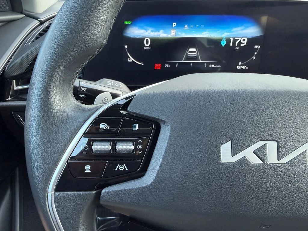 Used 2024 Gray Kia Wind image 3