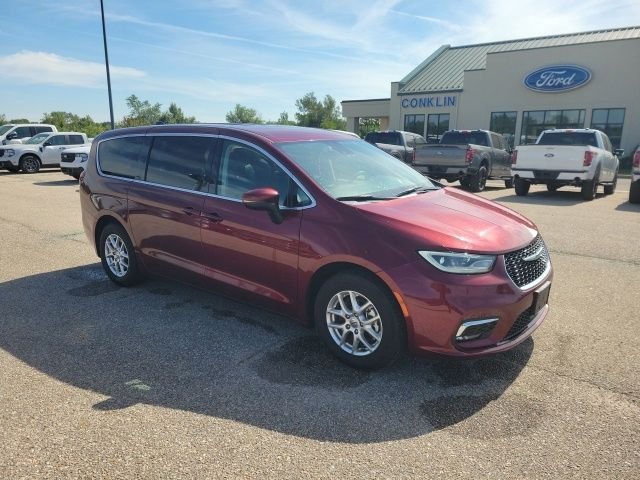 Used 2023 Velvet Chrysler Touring L image 20